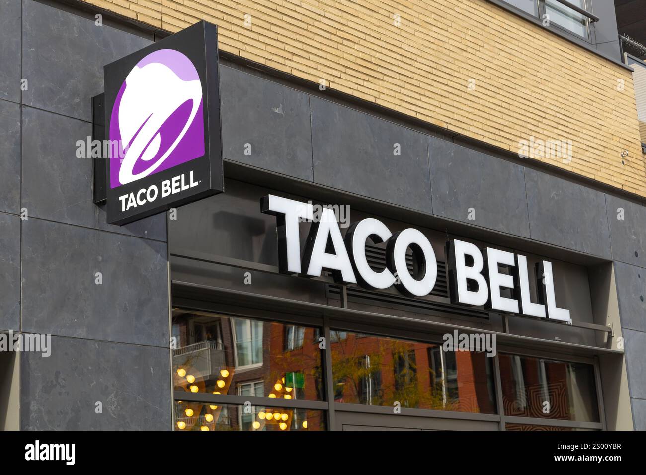 Utrecht in den Niederlanden. 8. Oktober 2024. Taco Bell Logo-Schild im Restaurant. Taco Bell ist eine amerikanische Fast-Food-Kette. Stockfoto