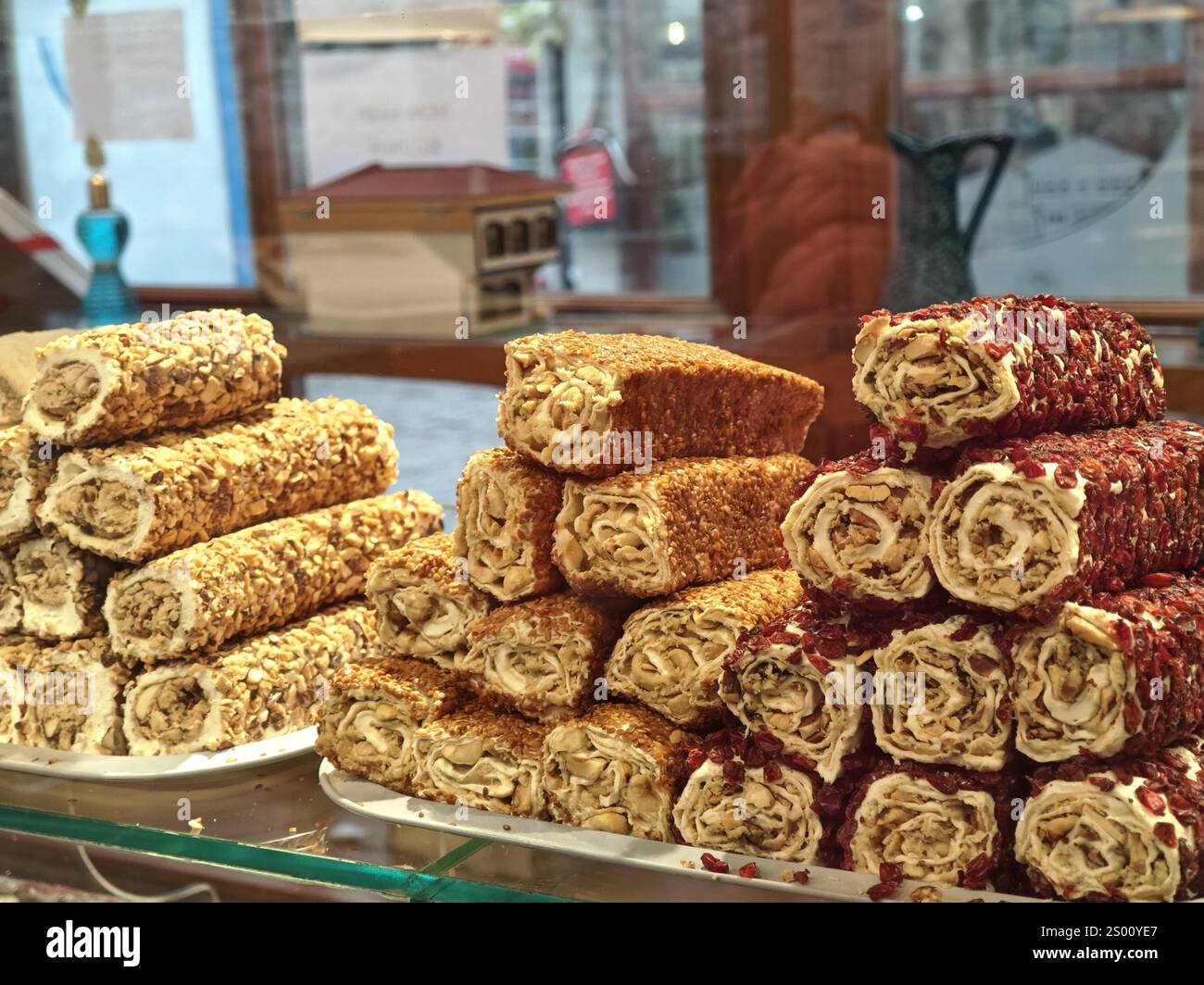 Sorten der traditionellen türkischen Delight Lokum, die Haselnüsse, Pistazien, Walnüsse und Rose enthalten Stockfoto