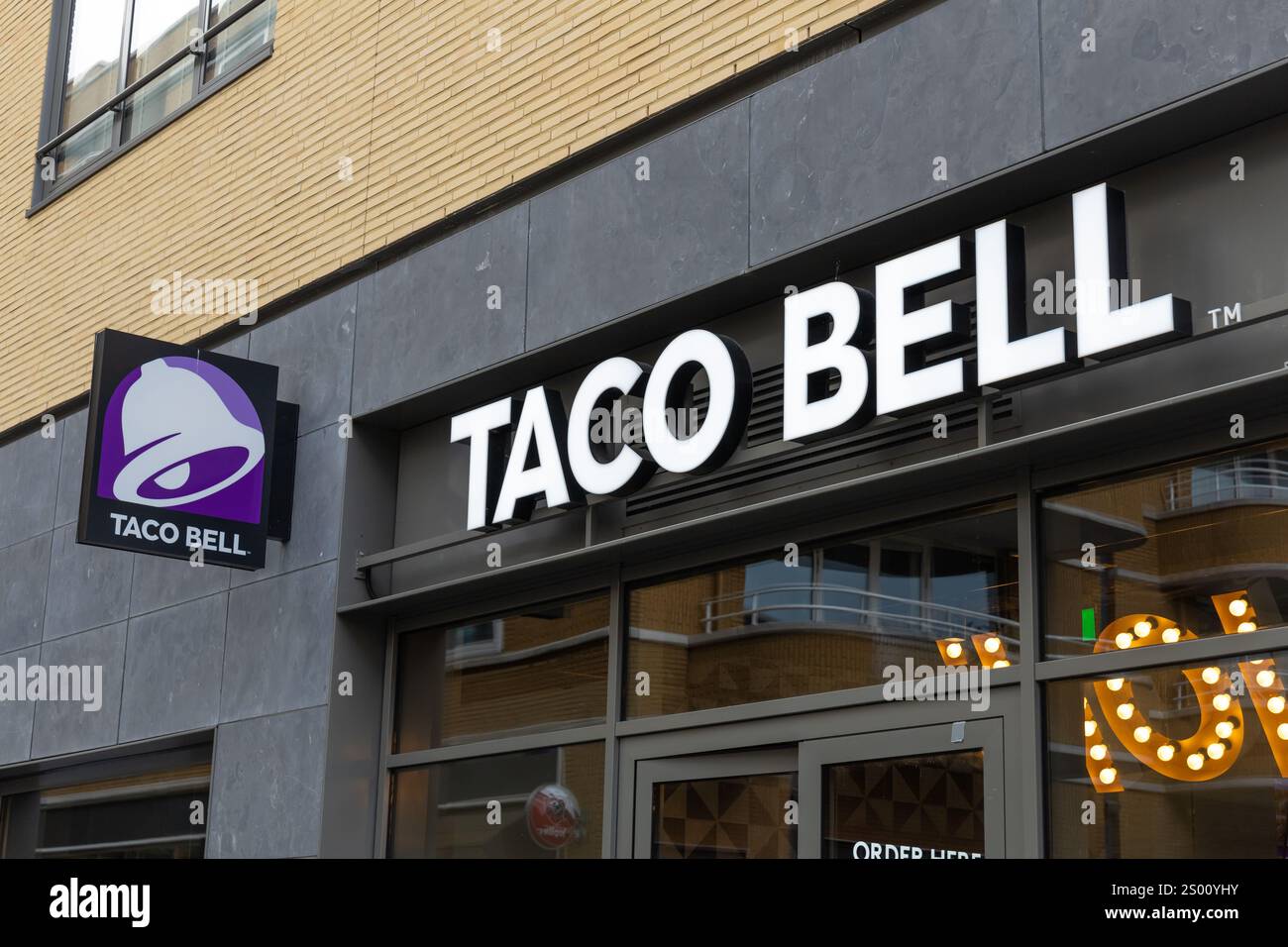 Utrecht in den Niederlanden. 8. Oktober 2024. Taco Bell Logo-Schild im Restaurant. Taco Bell ist eine amerikanische Fast-Food-Kette. Stockfoto