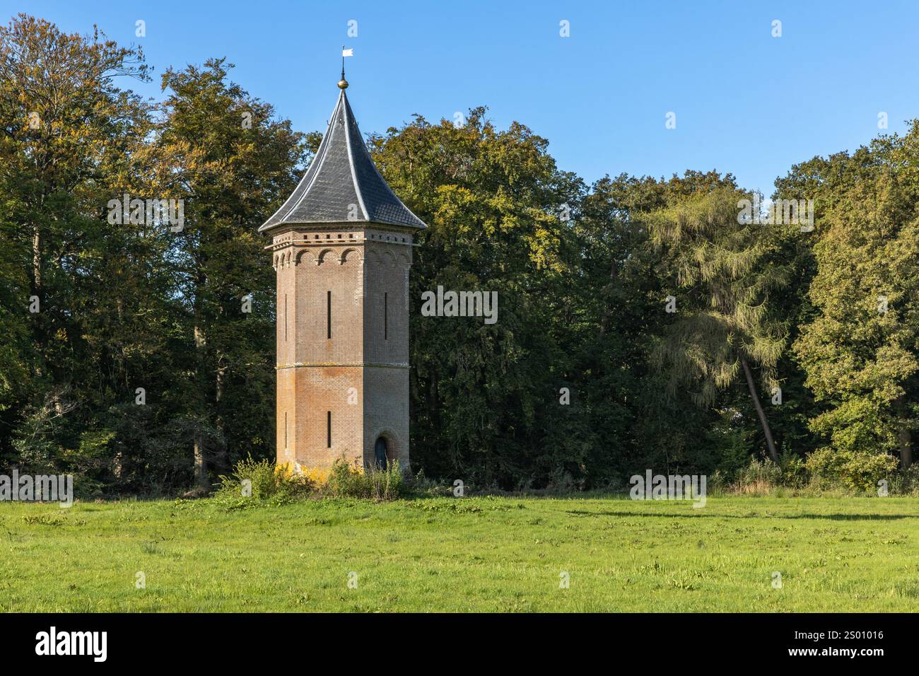 Duiventoren in Driebergen-Rijsenburg wurde die Taube in einem mittelalterlichen Stil errichtet, der dem Stil der Burg entspricht. Stockfoto
