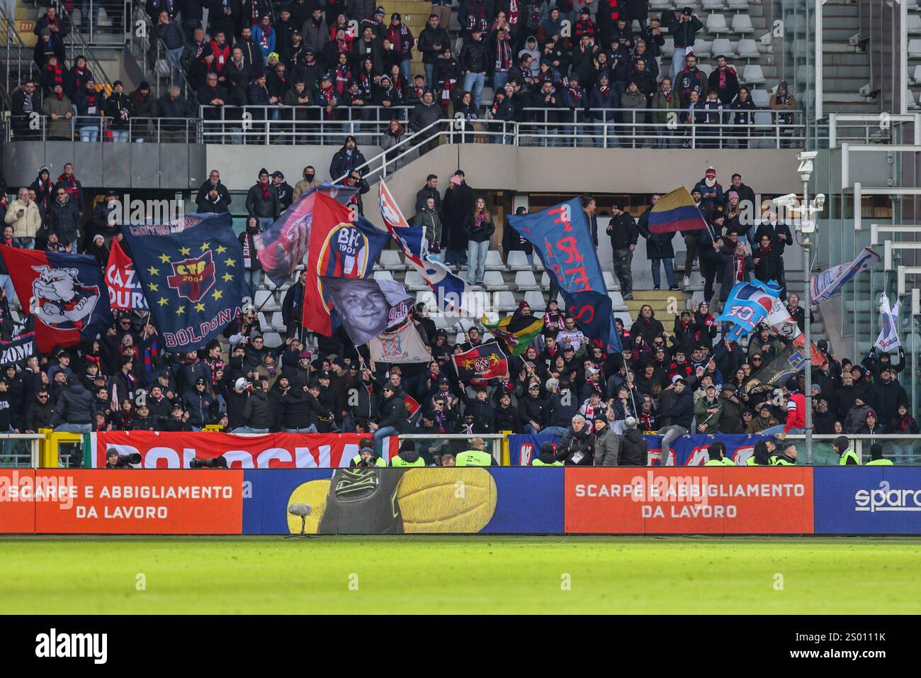 Fans von Bologna während des Fußballspiels der Serie A Enilive 2024/2025 zwischen Turin und Bologna im Stadion Grande Torino in Norditalien - Stockfoto