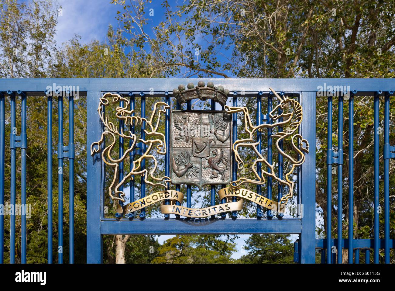 Wappen am Tor von Ramat Hanadiv, Israel 16. Dezember 2023; auch bekannt als Habaron Rothschild Gardens in Zichron Yaakov Stockfoto