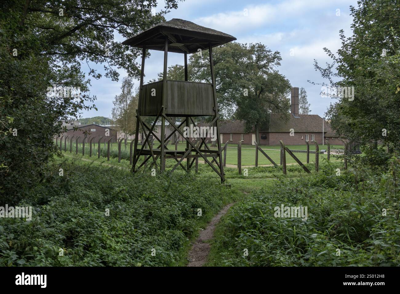 Wachturm und Aussichtsturm im Konzentrationslager Vught und Zäune mit Stacheldraht, Kasernen dahinter. Kamp Vught ist heute ein historisches Museum Stockfoto