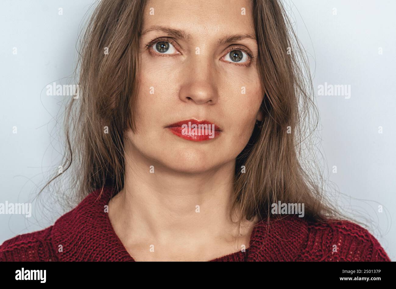 Verkürztes Nahaufnahme-Gesicht reifer Frauen, Falten um die Augen. Natürliche Schönheit, Werbung für Hautpflegeprodukte Stockfoto