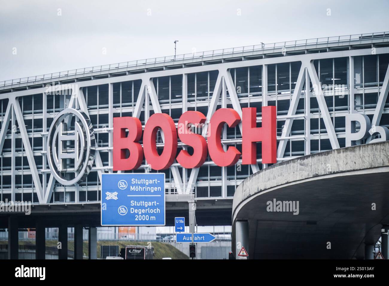 Stuttgart, Deutschland, Europa, Bosch Firmensitz, Automobilindustrie, Stellenabbau, Restrukturierung, Arbeitsplatzverlust, Softwareentwicklung, autonomes Fahren, Produktionskrise, Elektrofahrzeuge, Klimaschutz, Energiewende, Übernahme von Johnson Controls, Klimatisierungstechnik, Investitionen, Industrie 4,0, Digitalisierung, Fachkräftemangel, Nachhaltigkeit, Lieferkettenprobleme, Globalisierung, Standortpolitik, Transformation der Wirtschaft, Infrastruktur, Verkehrsnetz. Copyright: XJOERANxSTEINSIEKx Stockfoto