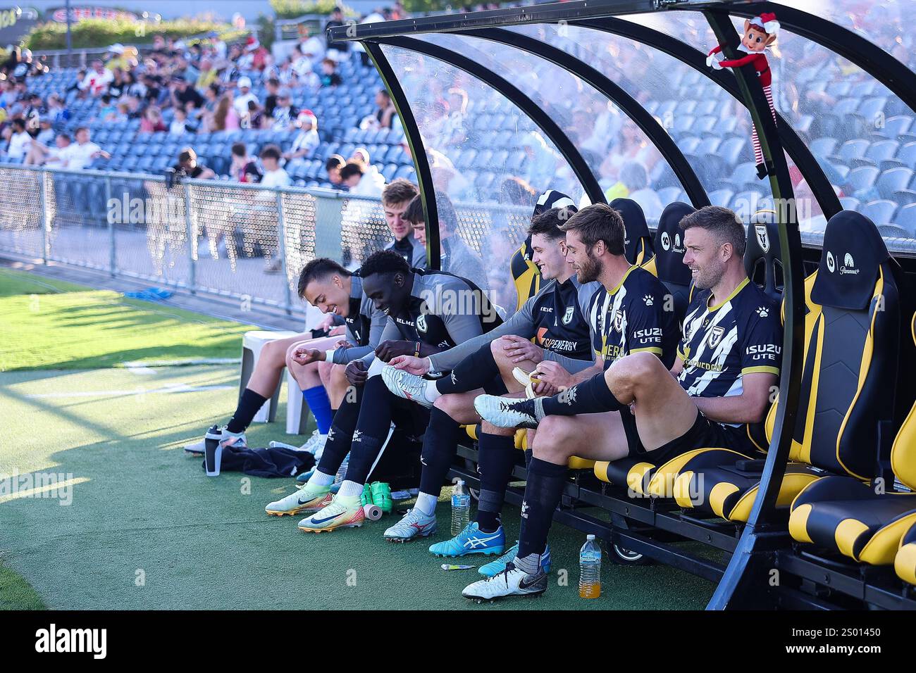 Dezember 2024; Campbelltown Stadium, Sydney, NSW, Australien: A-League Football, MacArthur FC gegen Central Coast Mariners; Macarthur FC ersetzt die Bank Stockfoto