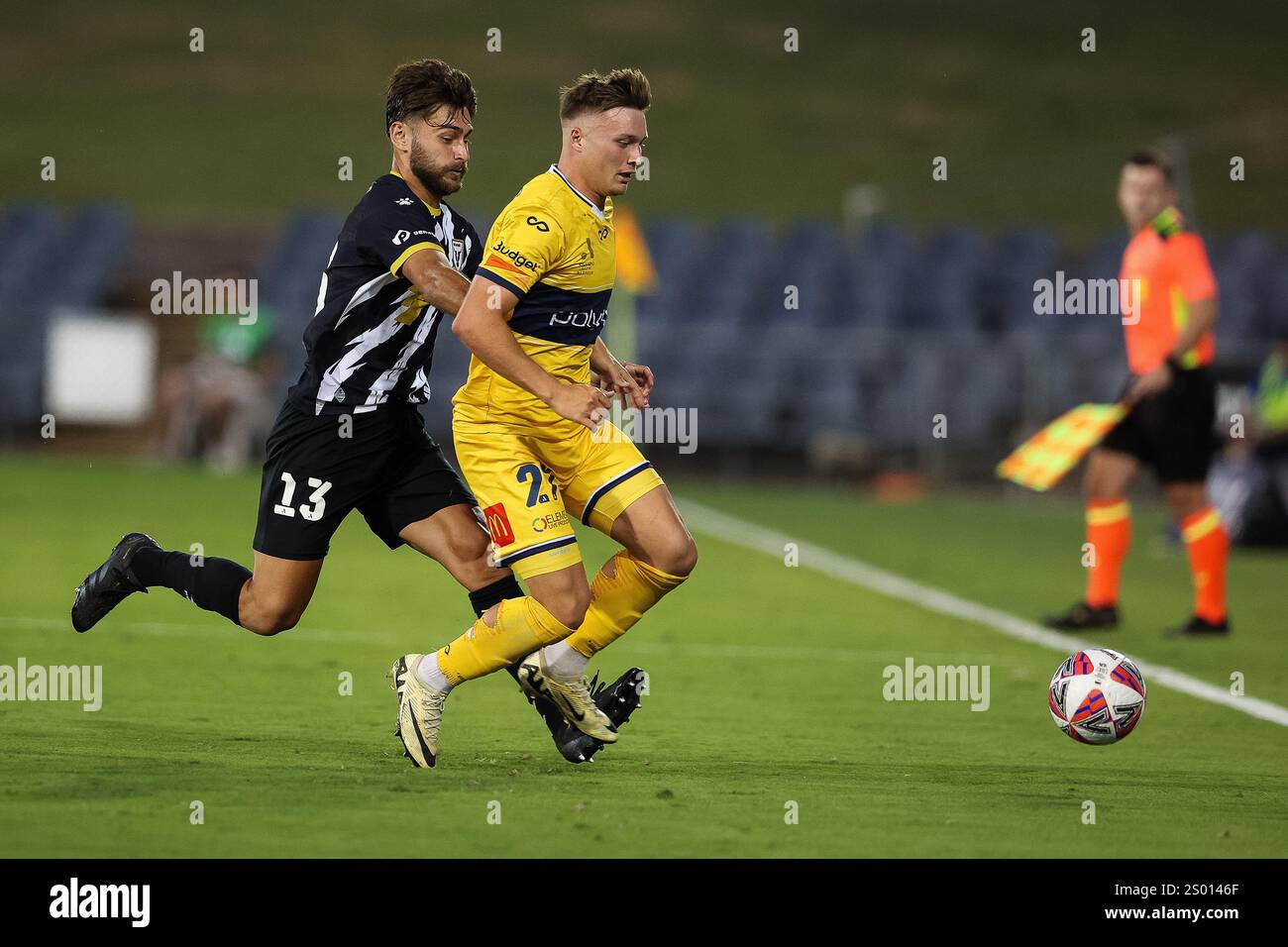 Dezember 2024; Campbelltown Stadium, Sydney, NSW, Australien: A-League Football, MacArthur FC gegen die Central Coast Mariners; Ivan Vujica vom Macarthur FC fordert Sasha Kuzevski von den Central Coast Mariners heraus Stockfoto