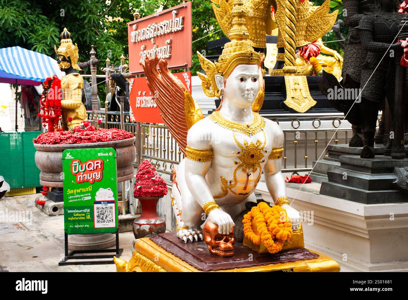 Phaya Purisat die Geisterfresser und Häuptlingsgottheit Thao Wessuwan Statue für thailänder Reisende besuchen den Mythos Respekt im Tempel Wat Chulamanee Stockfoto