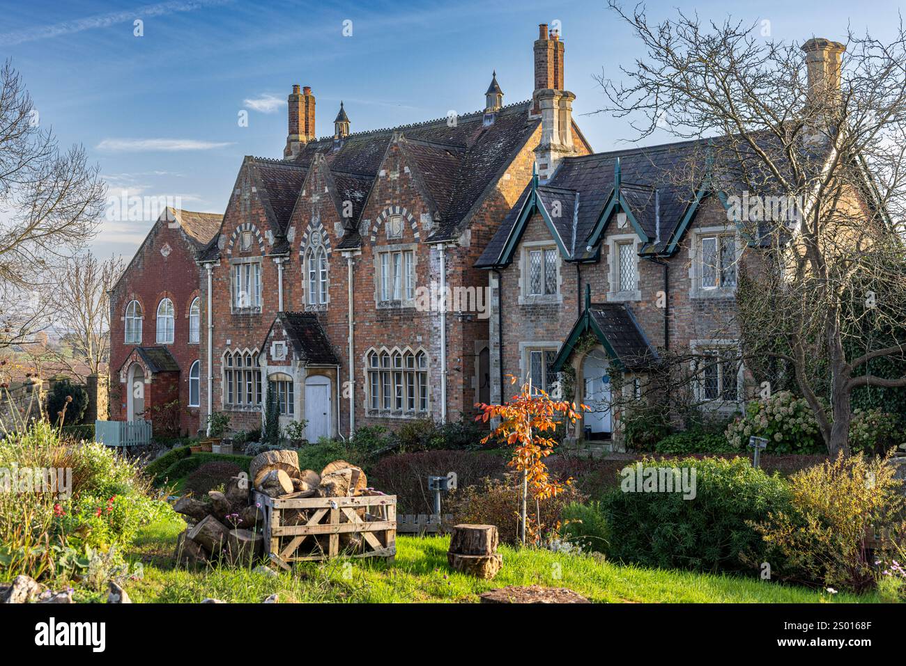 Reihe alter Häuser aus dem 19. Jahrhundert, möglicherweise alte Schulhäuser, in Berkeley, Gloucestershire, Großbritannien Stockfoto