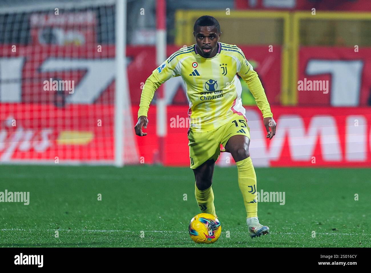 Monza, Italien. Dezember 2024. Pierre Kalulu von Juventus FC wurde während des Fußballspiels der Serie A 2024/25 zwischen AC Monza und Juventus FC im U-Power Stadium in Aktion gesehen (Foto: Fabrizio Carabelli/SOPA Images/SIPA USA) Credit: SIPA USA/Alamy Live News Stockfoto