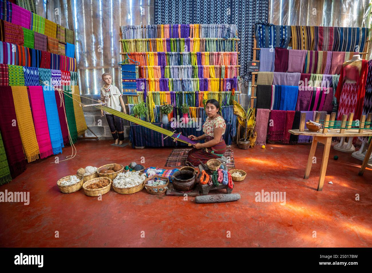 Frau, die Textilien herstellt San Juan la Laguna, Lake Atitlan, Guatemala Stockfoto