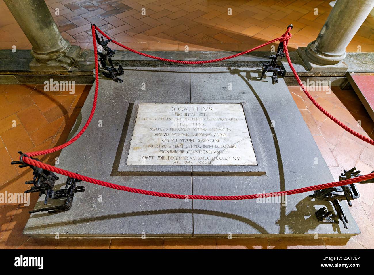 Florenz Toskana Italien. Donatello-Grab in der Basilika San Lorenzo (St. Lawrence) Stockfoto