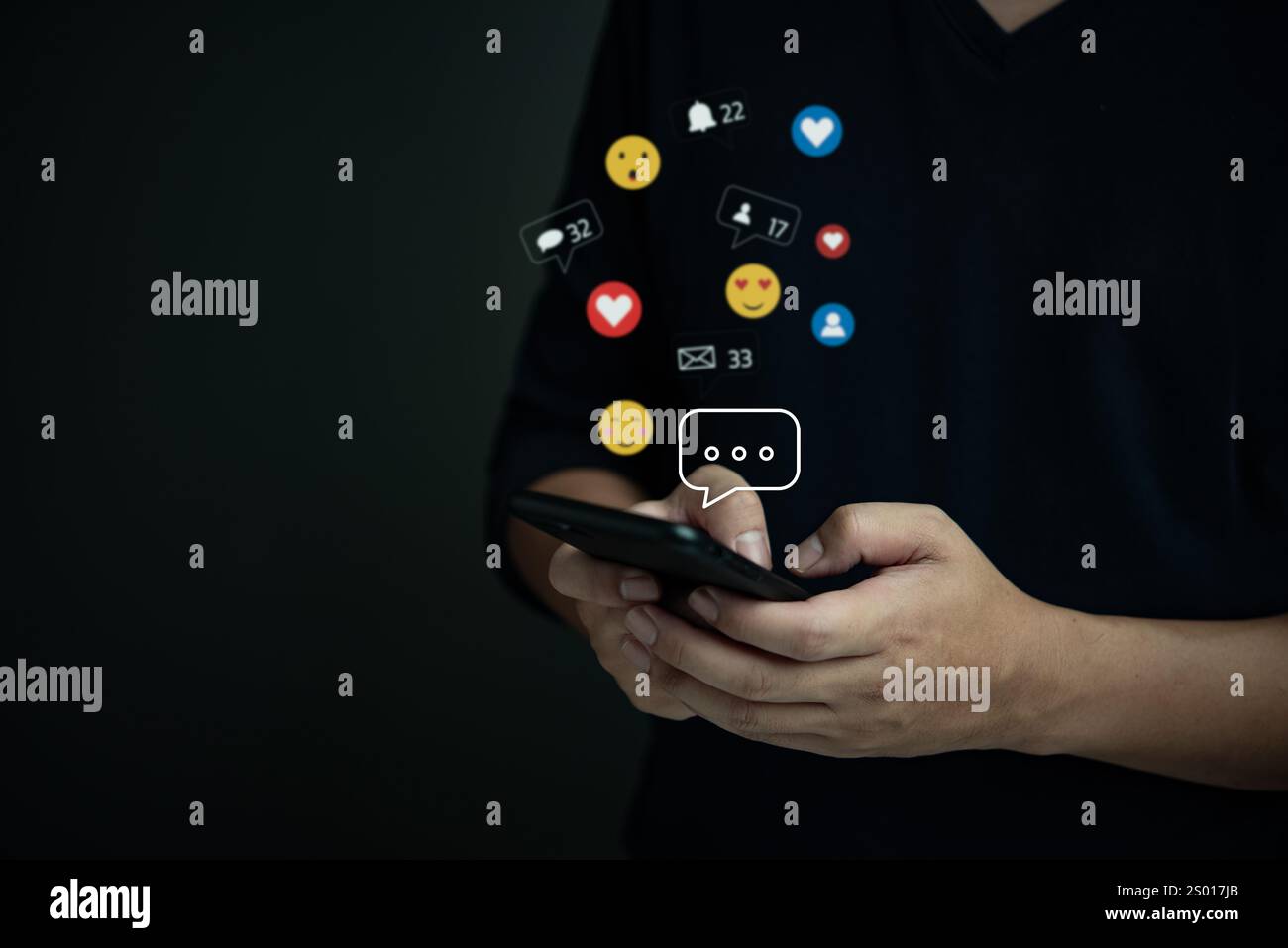 Person, die ein Smartphone hält, mit Symbolen in sozialen Medien, die digitale Interaktion, Kommunikation und soziale Interaktion darstellen. Stockfoto