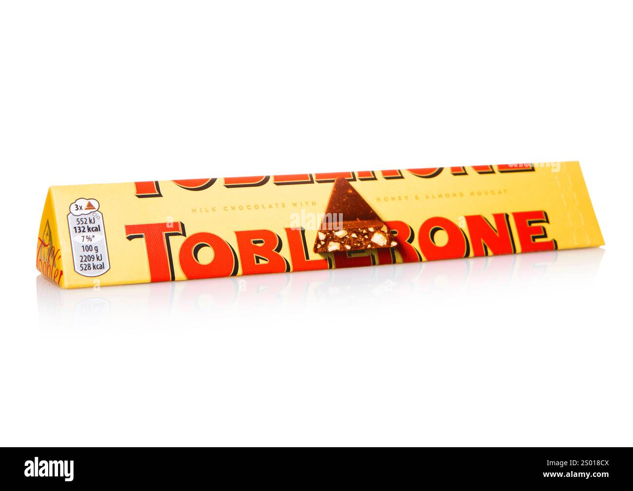 LONDON, UK - 21. DEZEMBER 2024: Toblerone Schweizer Milchschokolade mit Honig und Mandelnougat auf weiß. Stockfoto