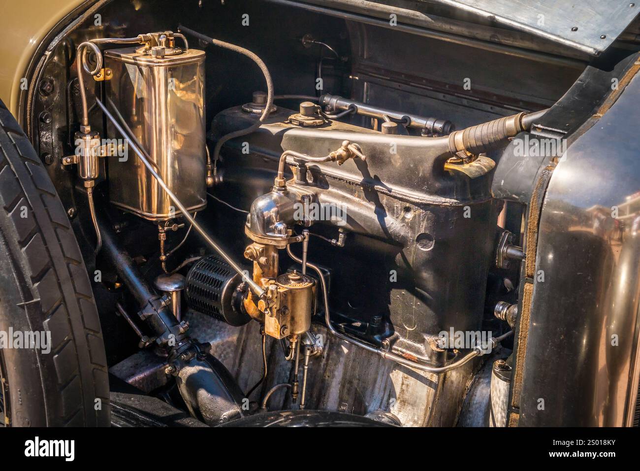 Lissabon, Portugal - 29. September 2024: Nahaufnahme des Motors des 1923er Minerva 20HP Torpedowagens an sonnigem Tag, mit Motorkomponenten der alten Schule und feiner Handwerkskunst, Vergasern und polierten Oberflächen, klassischer Automobiltechnik. Stockfoto
