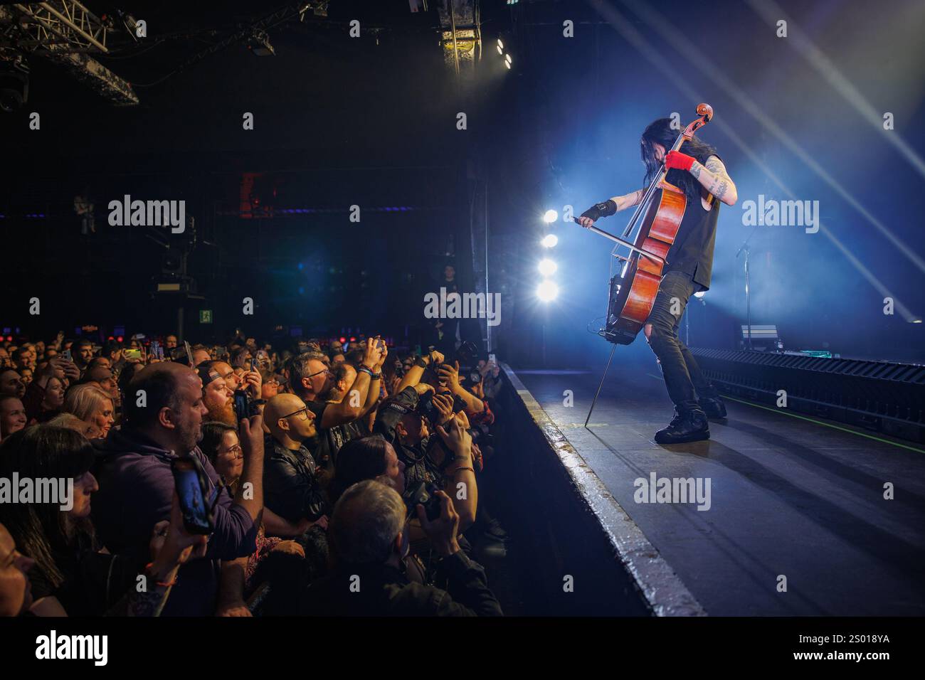 Barcelona, Spanien. November 2024. Apocalyptica (symphonische Metal-Band aus Helsinki, Finnland) spielt Metallica von vier Cellos im Razzmatazz. Stockfoto