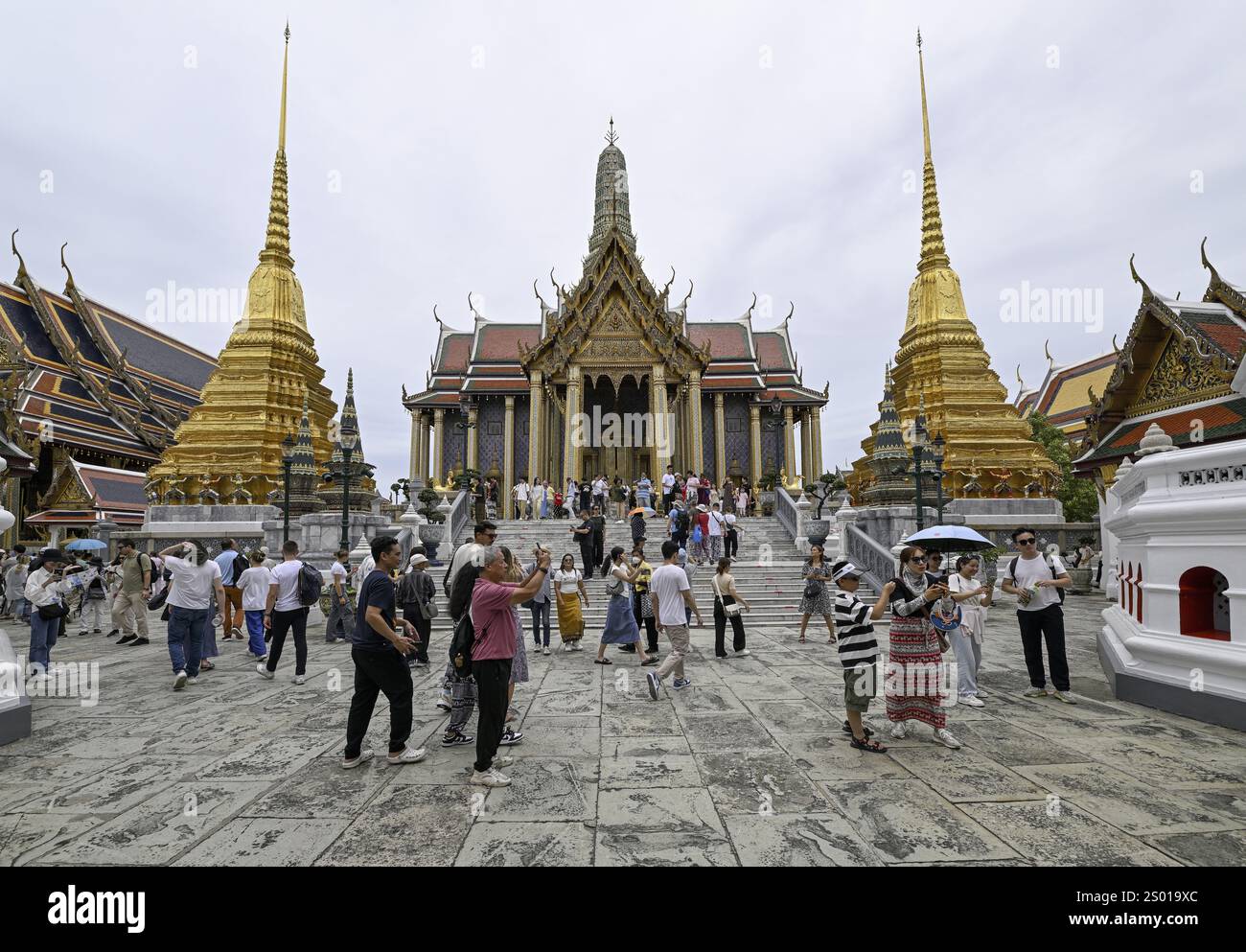 Touristen im Wat Phra Kaew, Tempel des Smaragdbuddhas, Bangkok, Thailand, Asien Stockfoto