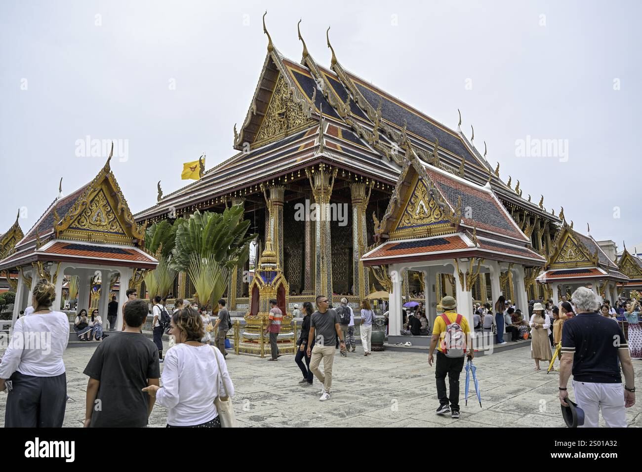 Touristen im Wat Phra Kaew, Tempel des Smaragdbuddhas, Bangkok, Thailand, Asien Stockfoto