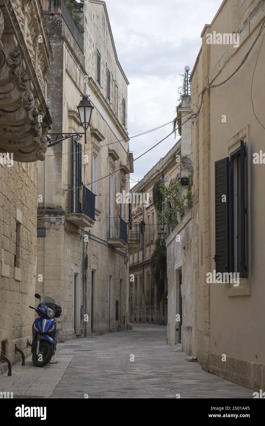 Gasse in der Altstadt von Lecce, Apulien, Italien, Europa Stockfoto