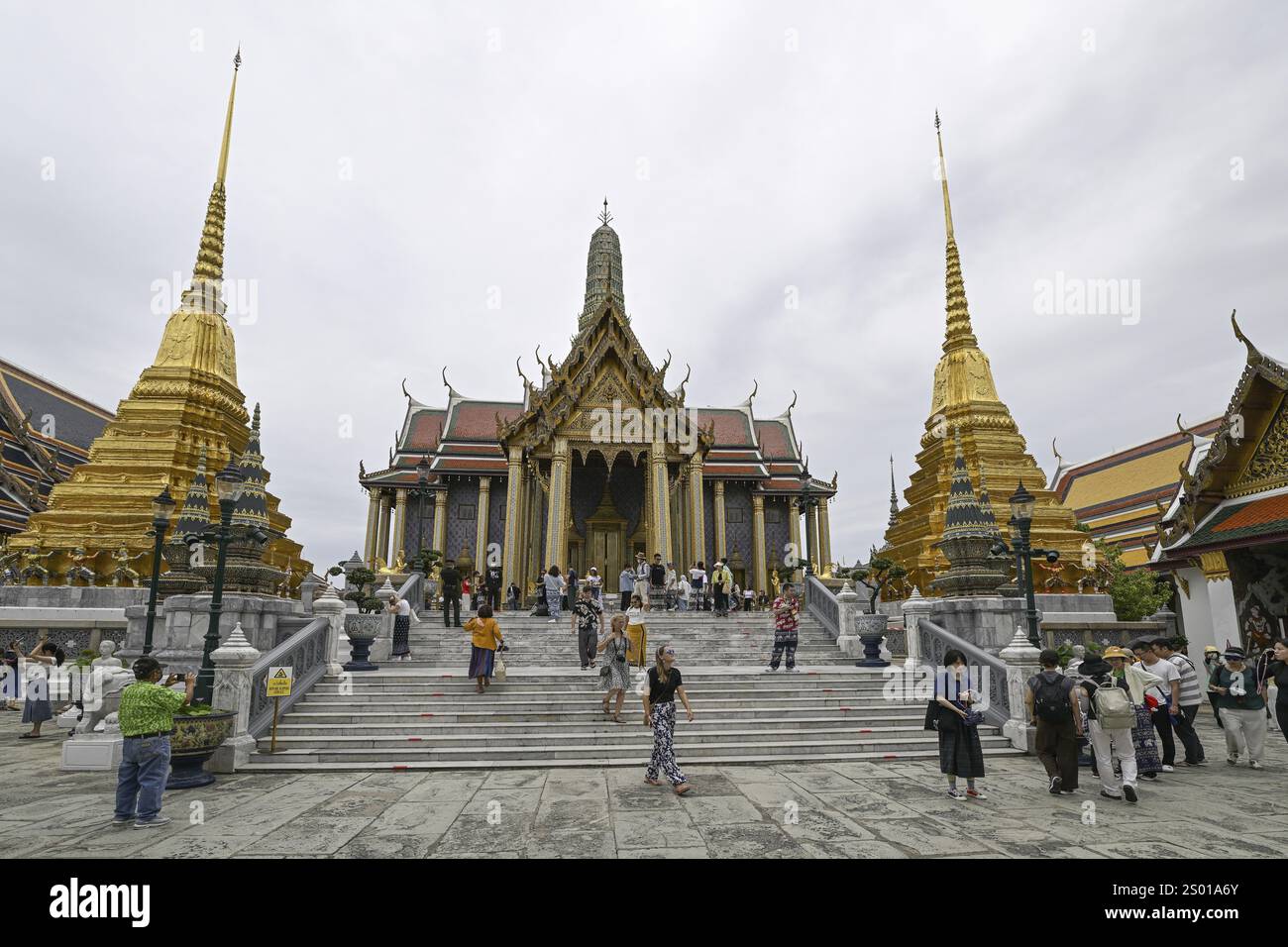 Touristen im Wat Phra Kaew, Tempel des Smaragdbuddhas, Bangkok, Thailand, Asien Stockfoto