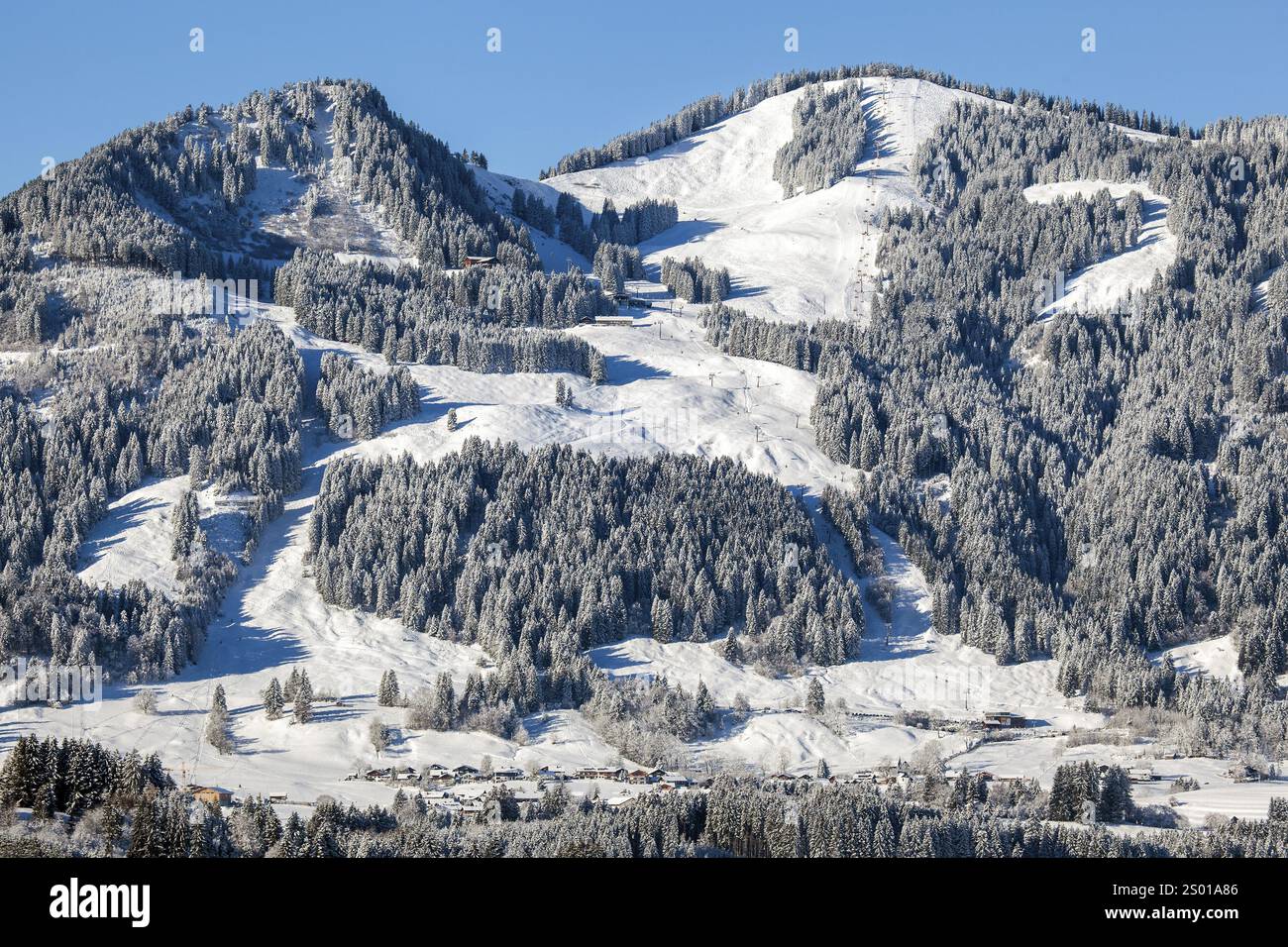 Verschneite Winterlandschaft, Blick auf Bolsterlang und Bolsterlanger Horn mit Skigebiet, Illertal, Oberallgaeu, Allgaeu, Bayern, Deutschland, Europa Stockfoto