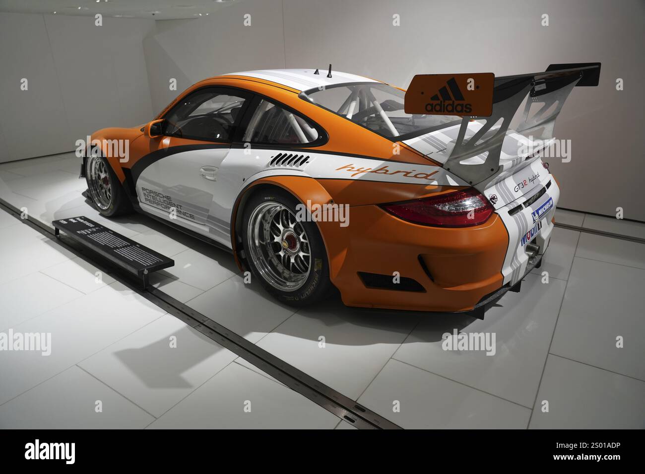 Porsche 911GT 3 R Hybrid, sportlicher orange-weißer Rennwagen von hinten im Museum, Neues Porsche Museum 2009, Stuttgart, Baden-Württemberg, Deutsch Stockfoto