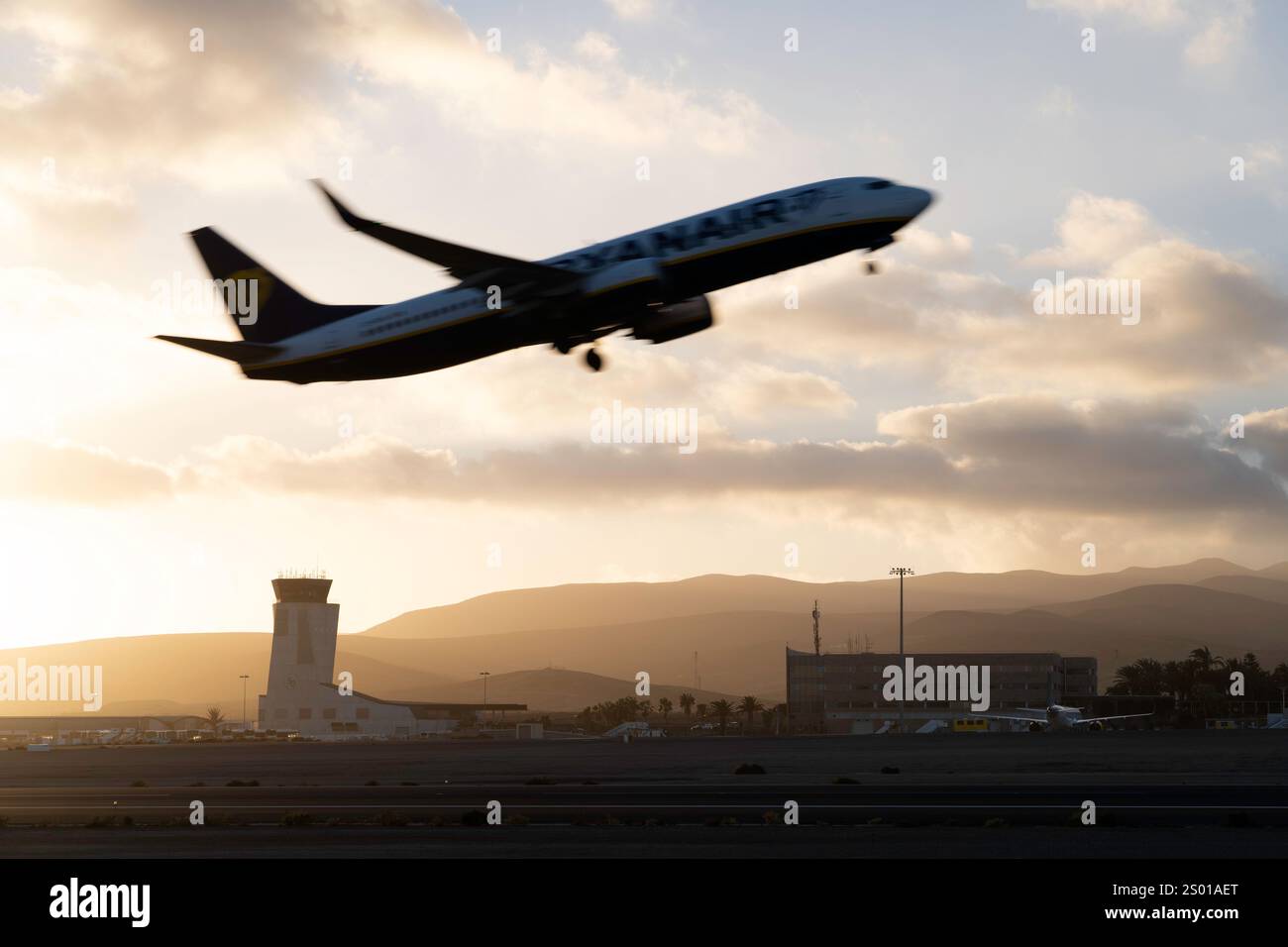 Eine Ryanair Boeing 737-800 startet vom Flughafen Fuerteventura im warmen Glanz der Abendsonne Stockfoto
