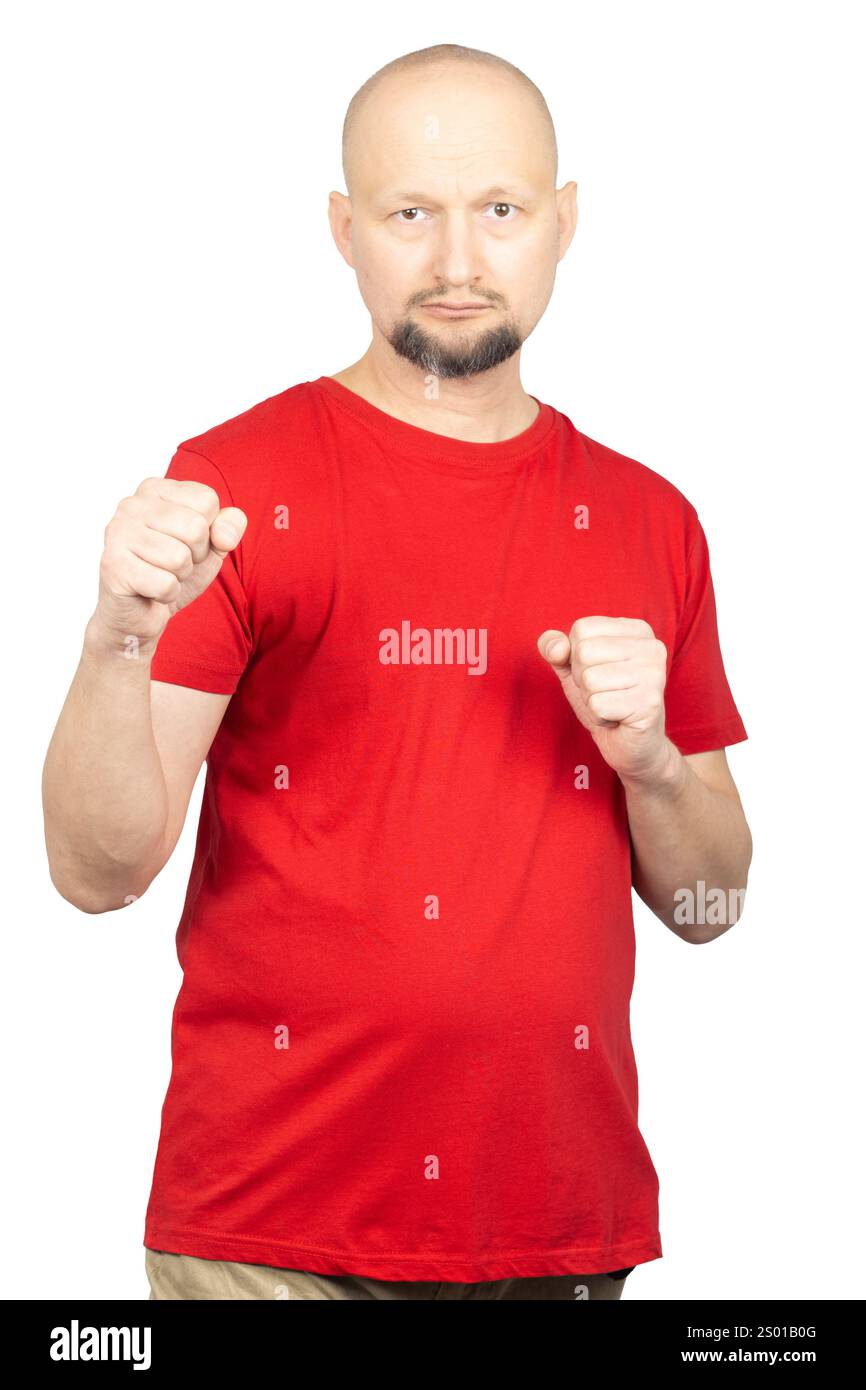 Ein Mann, der ein rotes T-Shirt trägt, steht mit erhobenen Fäusten in einer defensiven Haltung. Stockfoto Ein Mann, der ein rotes T-Shirt trägt, steht mit erhobenen Fäusten in einer defensiven Haltung. Stockfoto