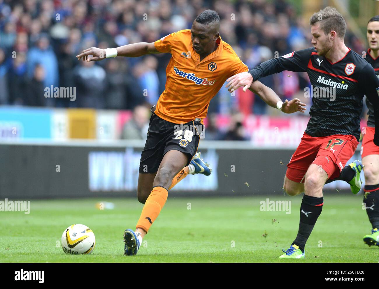 Tongo Doumbia von Wolverhampton Wanderers und Aron Gunnarsson von Cardiff City. Football -npower Football League Championship - Wolverhampton Wanderers gegen Cardiff City Stockfoto