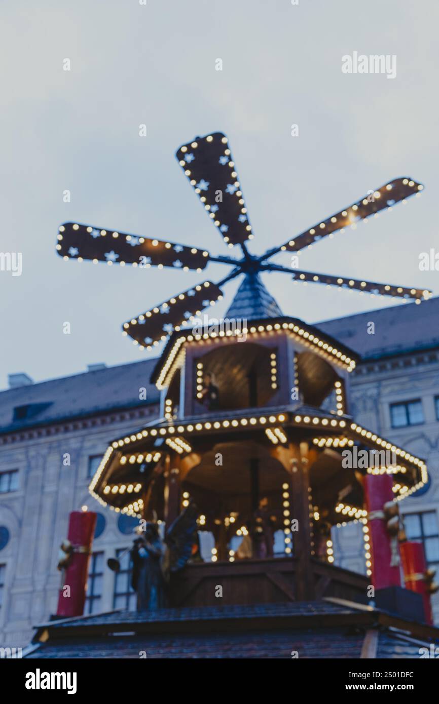 Absichtlich defokussiertes Foto einer traditionellen Weihnachtspyramide auf einem deutschen Weihnachtsmarkt, nützlich für Hintergründe Stockfoto