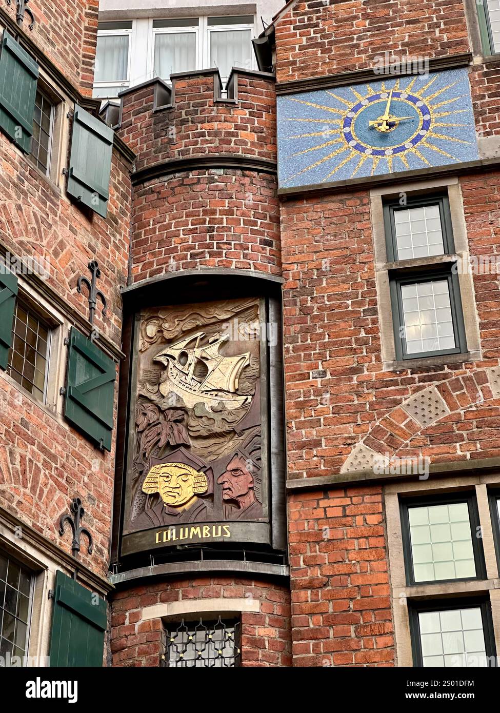 Ein Holzpaneelrelief von Columbus als Teil eines Drehmechanismus im Glockenspielhaus in der Böttcherstraße in Bremen Stockfoto