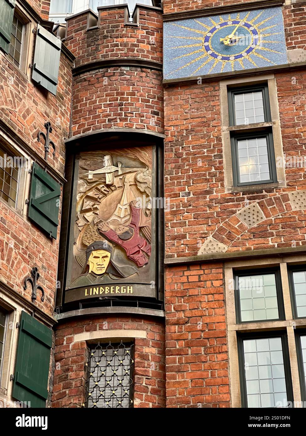 Ein Holzpaneelrelief von Charles Lindbergh als Teil eines Drehmechanismus im Glockenspielhaus in der Böttcherstraße in Bremen - Smartphone-aufgenommenes Stockfoto