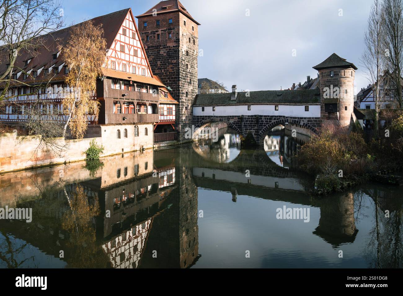 Blick von der berühmten Maxbrucke Brücke in dieser historischen Altstadt von Nürnberg Deutschland, Bayern, mit Reflexion, aufgenommen im Winter Stockfoto