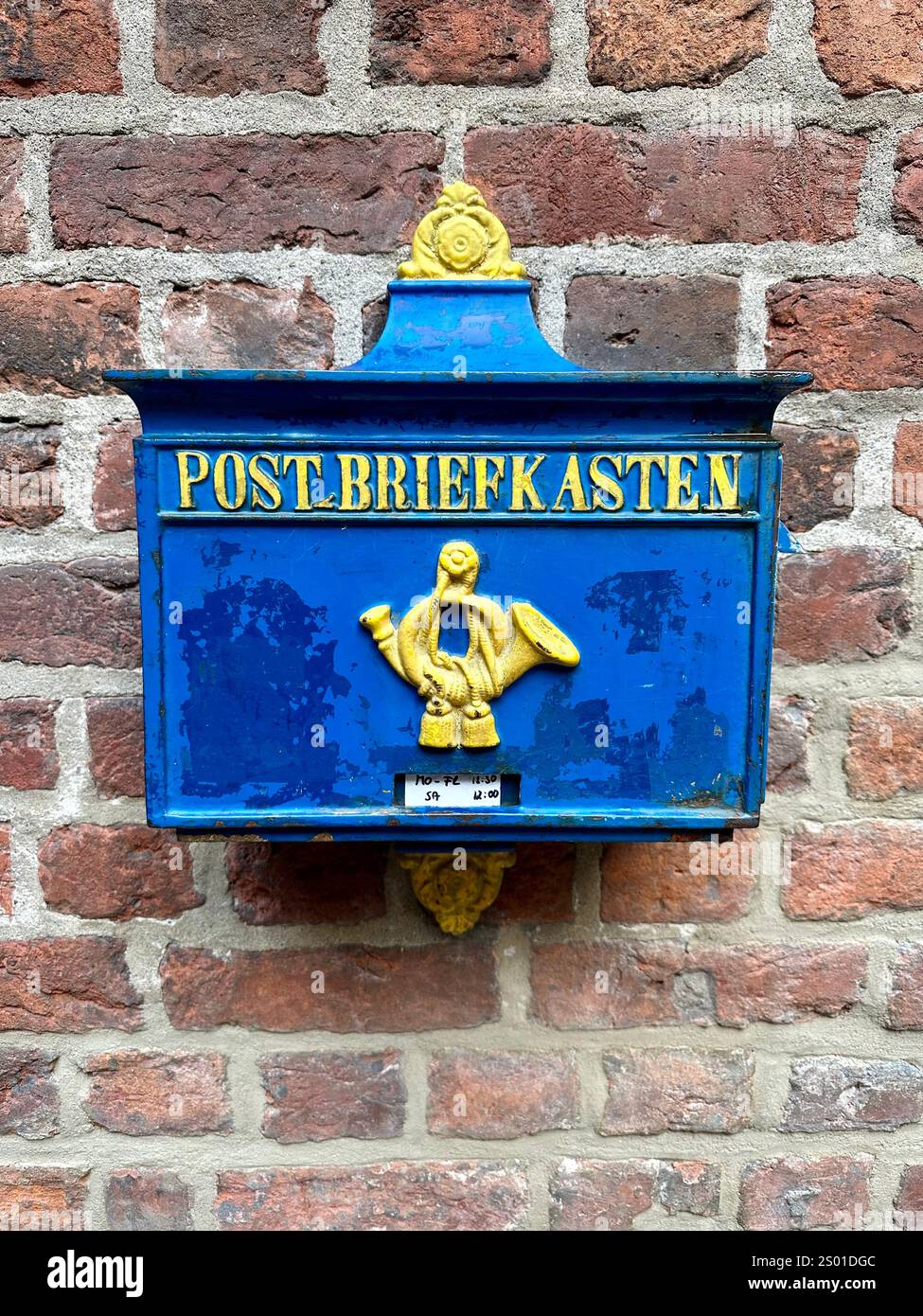 Ein blauer Briefkasten in der Böttcherstraße, Bremen, Deutschland Stockfoto