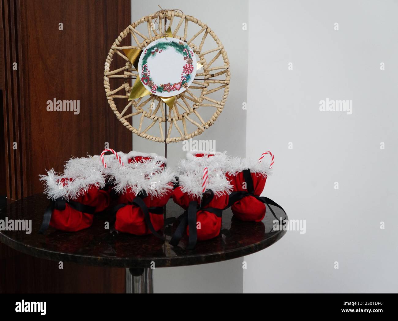 Weihnachtskekse in rotem Stoff Stockfoto