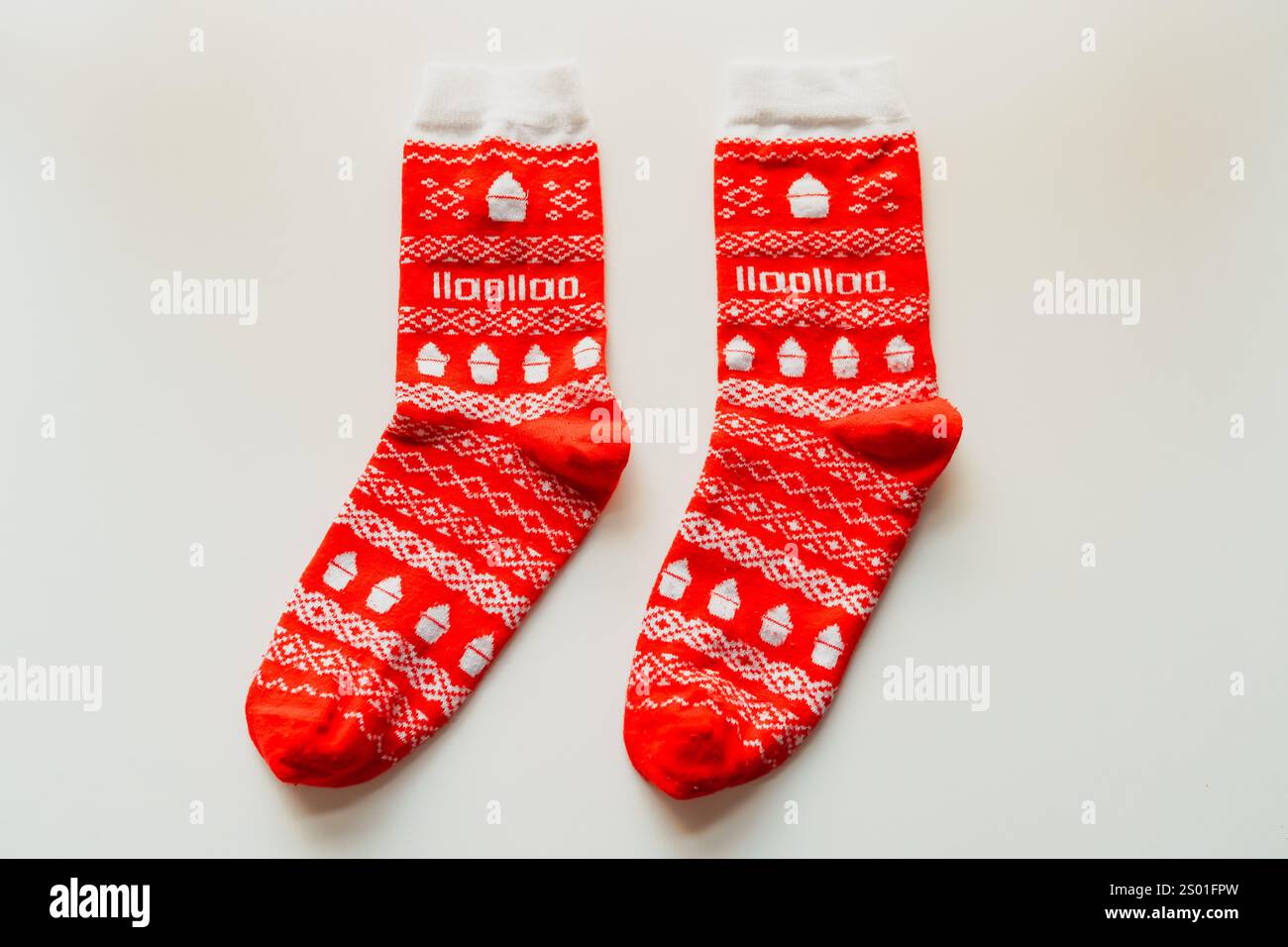 Socken mit Weihnachtsmuster auf weißem Hintergrund Stockfoto