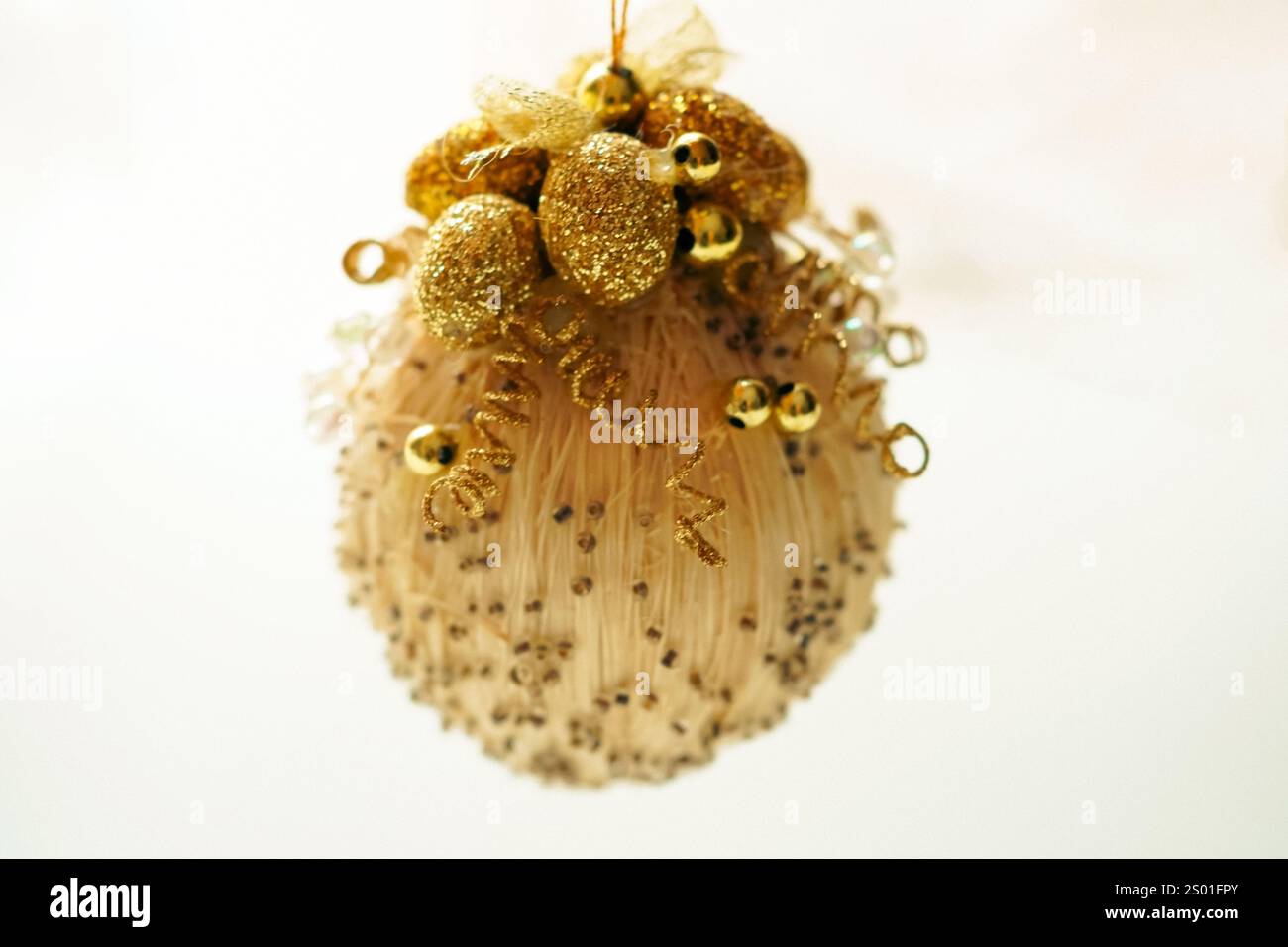 Glitzerndes Weihnachtsschmuck in Gold Stockfoto