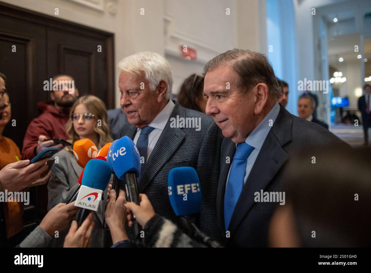 Madrid, Spanien. Dezember 2024. Der venezolanische Oppositionsführer Edmundo González (R) und Felipe González (L), ehemaliger Präsident der spanischen Regierung, während eines informativen Frühstücks, das heute Morgen vom Nueva Economía Forum in einem Hotel im Zentrum Madrids organisiert wurde. Quelle: D. Canales Carvajal/Alamy Live News Stockfoto