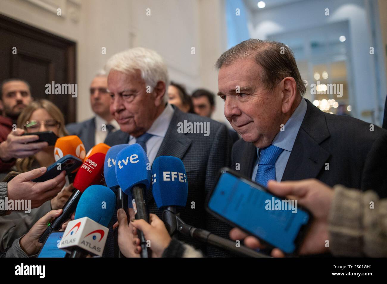 Madrid, Spanien. Dezember 2024. Der venezolanische Oppositionsführer Edmundo González (R) und Felipe González (L), ehemaliger Präsident der spanischen Regierung, während eines informativen Frühstücks, das heute Morgen vom Nueva Economía Forum in einem Hotel im Zentrum Madrids organisiert wurde. Quelle: D. Canales Carvajal/Alamy Live News Stockfoto