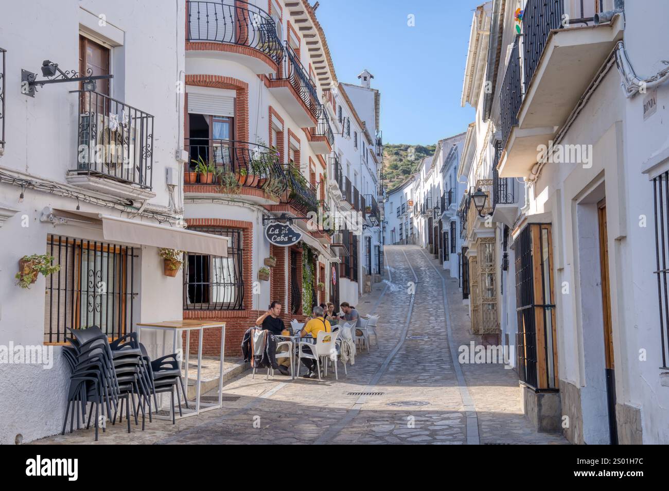 Zahara de la Sierra, Spanien - 2. September 2023: Zahara de la Sierra ist eines der vielen historischen alten weißen Dörfer in der Provinz Cadiz im und Stockfoto