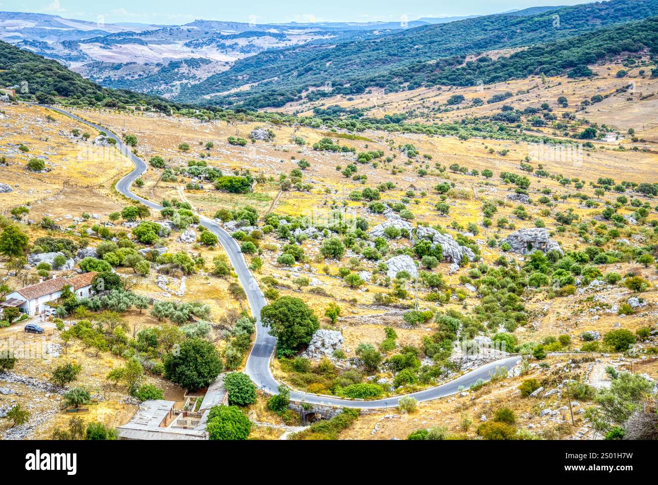 Wunderschöne ländliche Landschaft von Cadiz aus dem weißen Dorf Grazalema de la Sierra, Spanien Stockfoto