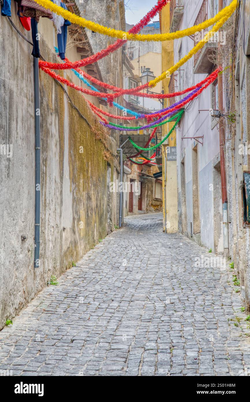 Enge Kopfsteinpflasterallee im historischen Viertel von Lissabon, Portugal Stockfoto