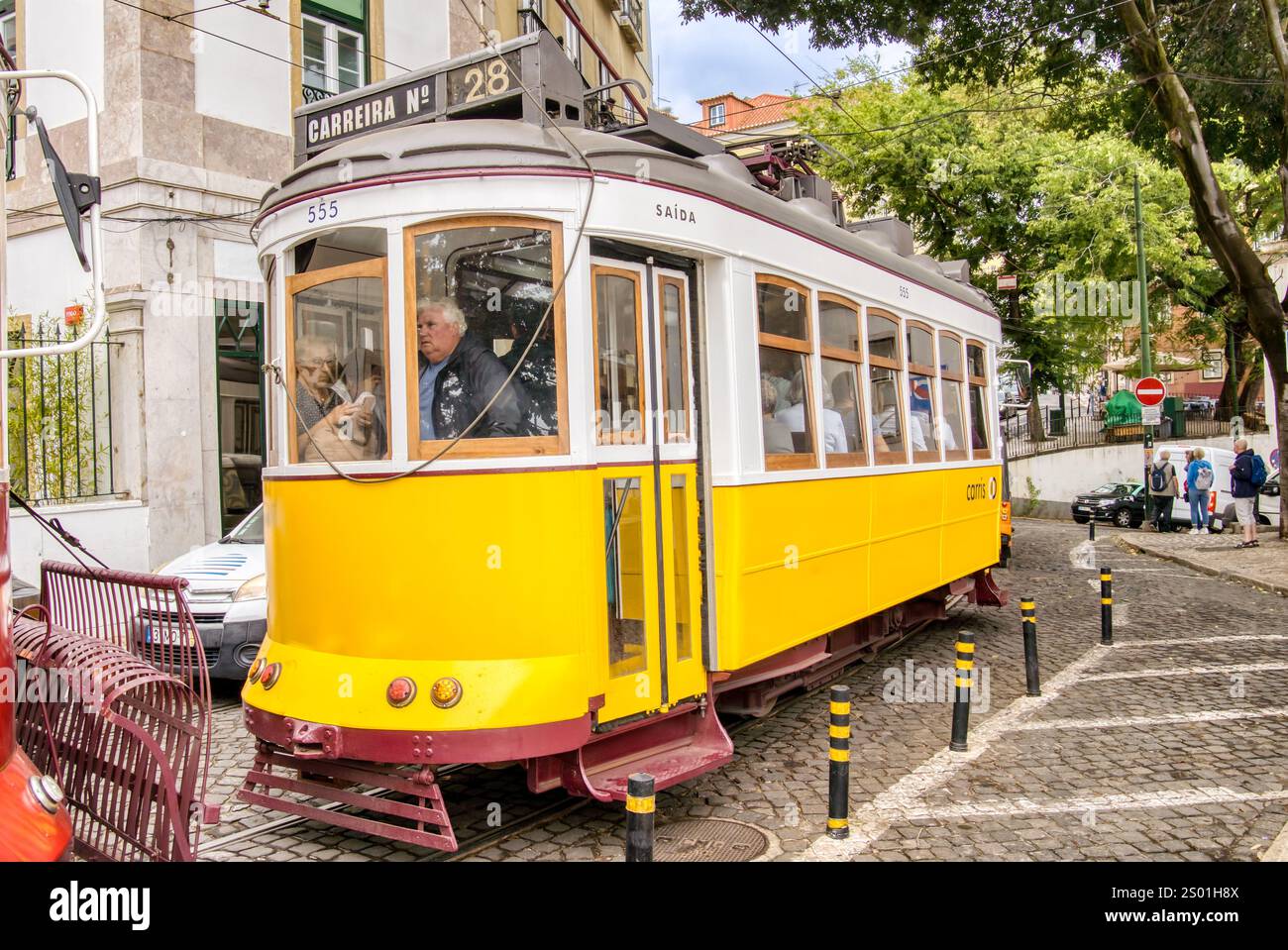 Lissabon, Portugal - 4. September 2023: Die historische Straßenbahnlinie 28 fährt seit 1914 durch Lissabon Stockfoto