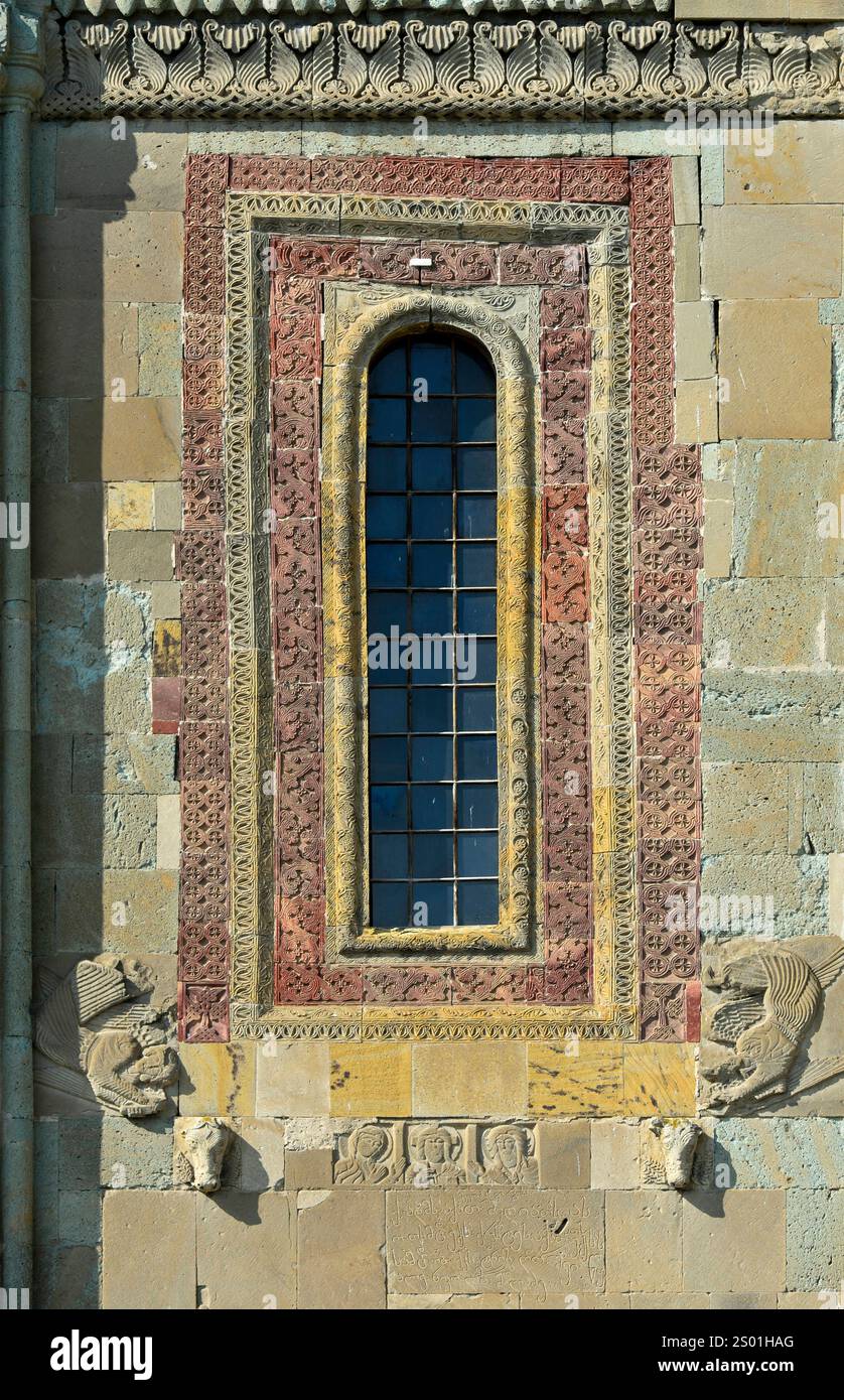 Swetizchoweli-Kathedrale, ornamierte Fenstereinfassung an der Ostfassade, UNESCO-Weltkulturerbestätte Mzcheta, Georgien *** Svetitskhoveli Kathedrale, Stockfoto