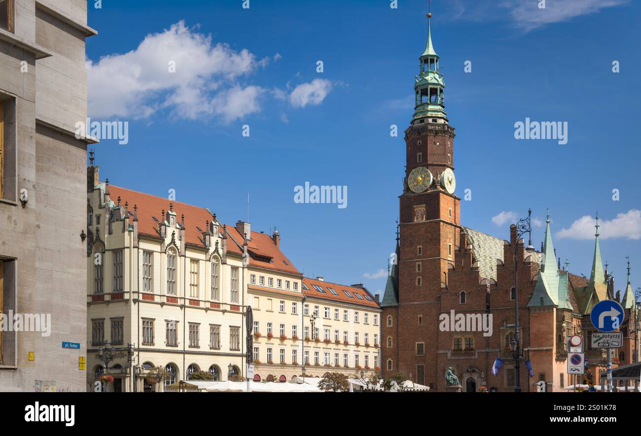 Das majestätische Alte Rathaus steht stolz vor einem hellblauen Himmel in Breslau, Polen, und lädt zu Entdeckungen ein. Stockfoto