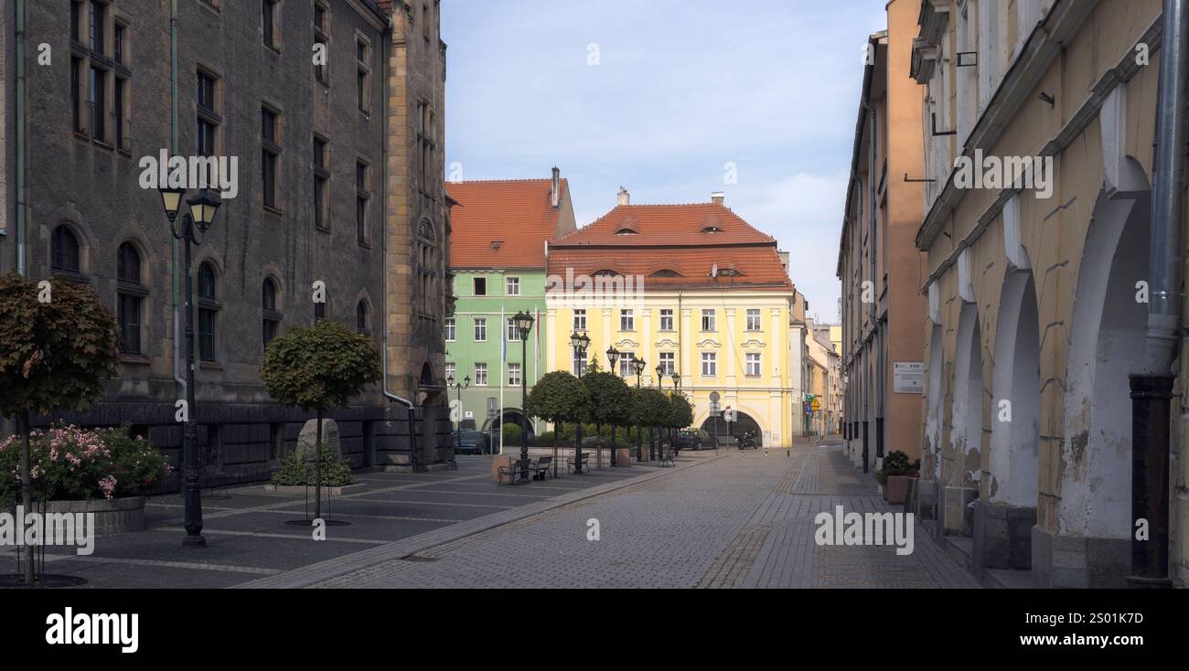 Der ruhige Morgen auf dem Marktplatz Jawor zeigt farbenfrohe historische Gebäude und einladende Wege, Polen Stockfoto