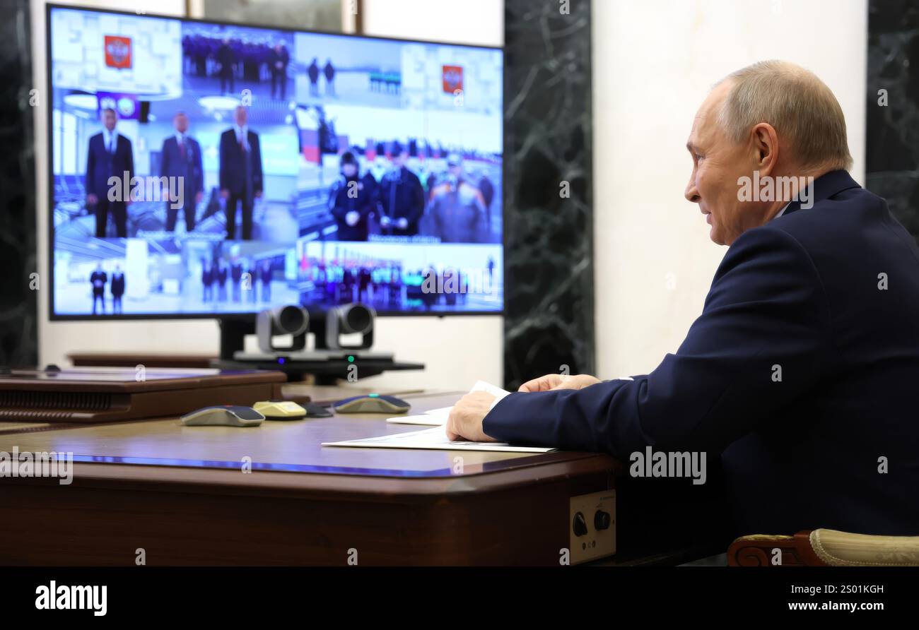 Moskau, Russland. Dezember 2024. Der russische Präsident Wladimir Putin, nimmt am 22. Dezember 2024 in Moskau, Russland, am Fernstart neuer Verkehrsinfrastrukturprojekte Teil. Quelle: Alexander Kazakov/Kreml Pool/Alamy Live News Stockfoto