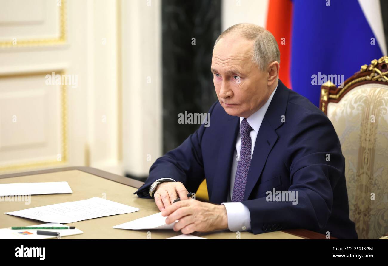 Moskau, Russland. Dezember 2024. Der russische Präsident Wladimir Putin, nimmt am 22. Dezember 2024 in Moskau, Russland, am Fernstart neuer Verkehrsinfrastrukturprojekte Teil. Quelle: Alexander Kazakov/Kreml Pool/Alamy Live News Stockfoto