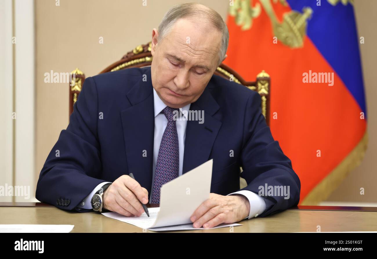 Moskau, Russland. Dezember 2024. Der russische Präsident Wladimir Putin, nimmt am 22. Dezember 2024 in Moskau, Russland, am Fernstart neuer Verkehrsinfrastrukturprojekte Teil. Quelle: Alexander Kazakov/Kreml Pool/Alamy Live News Stockfoto