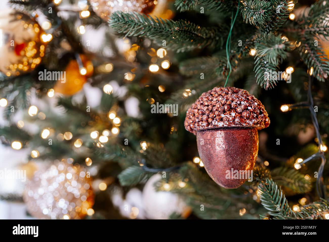 Festlicher Weihnachtsbaum mit glitzernden Ornamenten und dekorativen Pilzen hängt zwischen funkelnden Lichtern im Hintergrund. Warmer Urlaub atmosp Stockfoto